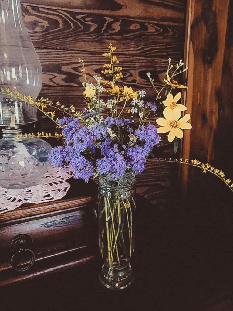 Old-fashioned living, fresh flowers