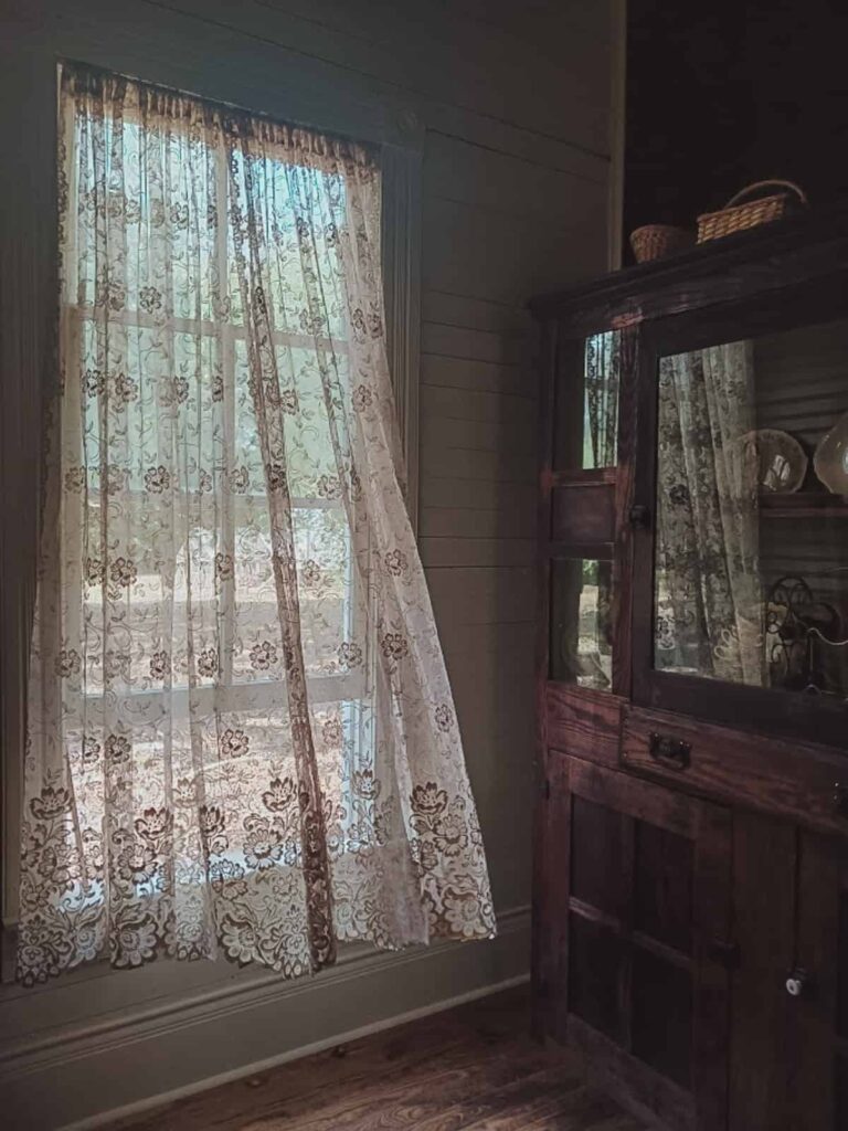 Old-fashioned way of life, open the windows