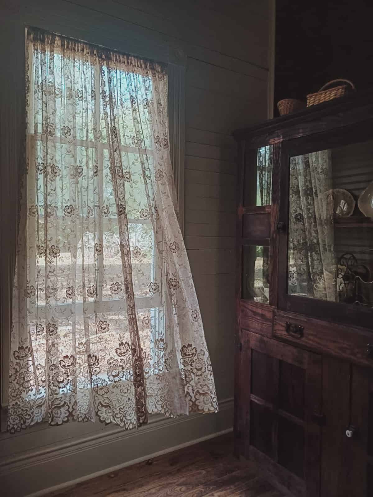 Old-fashioned way of life, open the windows