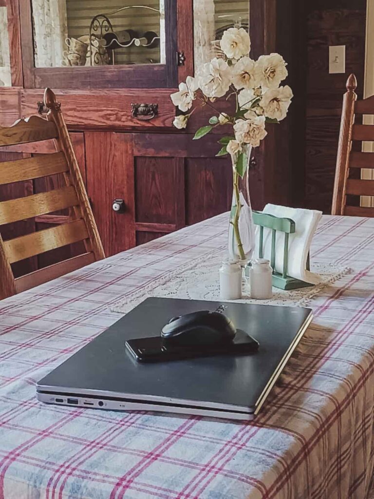 Digital detox. Disconnect to Reconnect: Stepping Away from Technology